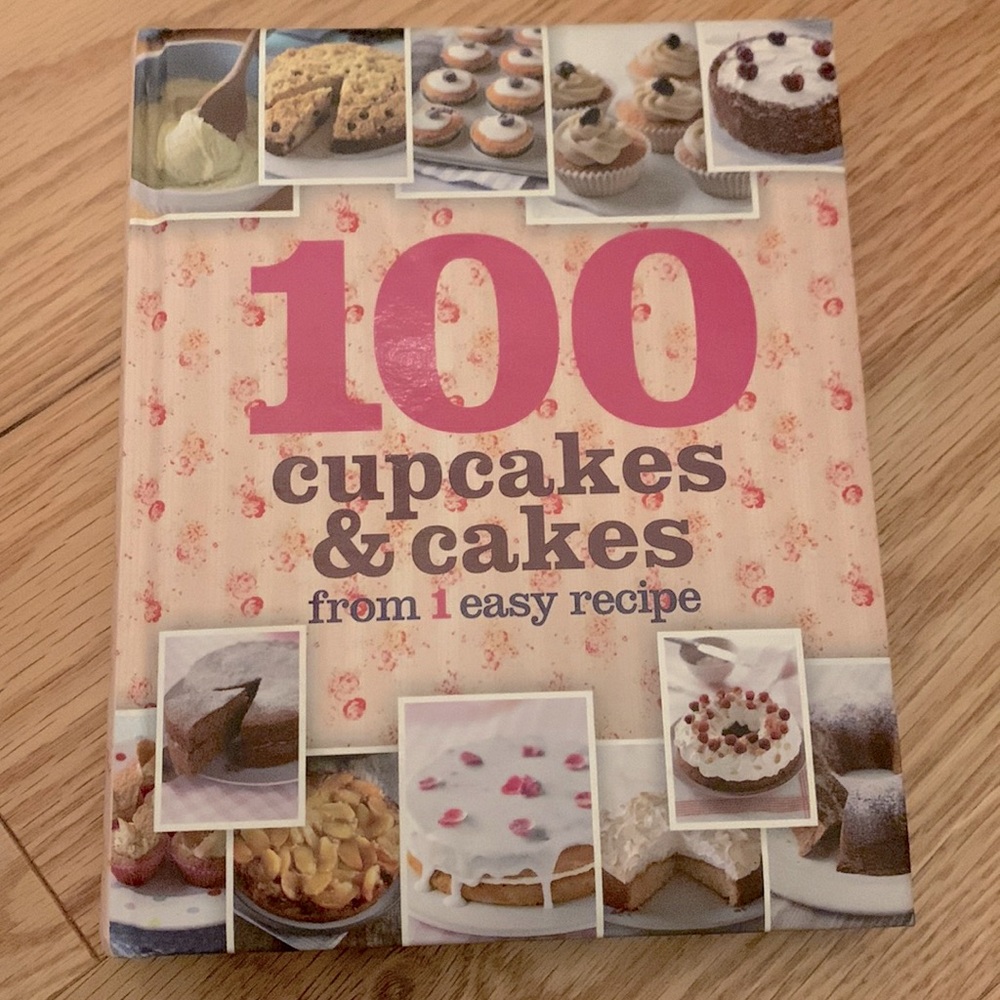 COOKBOOK - 100 Cupcakes & Cakes - 224 pages - ENGLISH